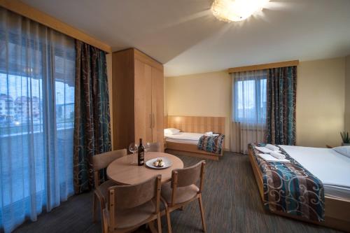 迪瓦查马罗维克酒店的酒店客房带一张床、一张桌子和椅子