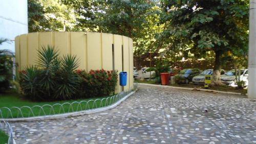 萨尔瓦多Propriedade aconchego de família的停车场旁的围栏,里面装有植物和汽车