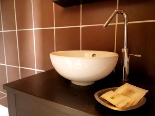 JarnagesL'Alzire - Auberge Culturelle的一个带碗水槽的柜台浴室