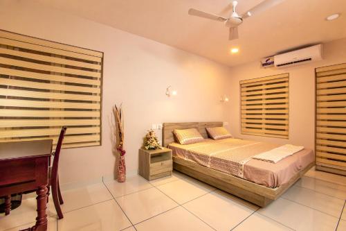 特里凡得琅Sanskriti的一间卧室配有一张床和一张书桌