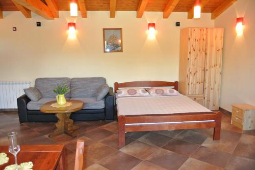 梅杜林VILLA ANCORA MEDULIN的一间卧室配有一张床、一张沙发和一张桌子