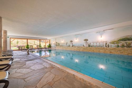 布拉伊埃斯霍厄盖斯尔酒店的游泳池,带泳池导览器