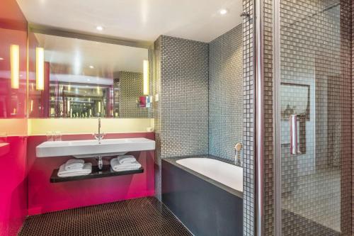 爱丁堡皇家大道丽笙大酒店的一间浴室