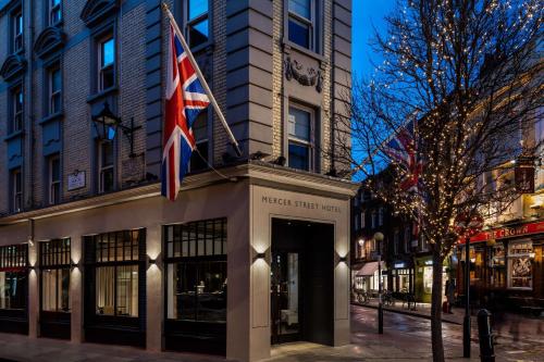 伦敦Radisson Blu Edwardian Mercer Street Hotel, London的建筑物外悬挂的英国国旗