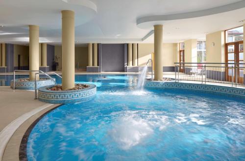 斯莱戈斯莱戈丽笙酒店及spa的一座游泳池,在酒店的房间里设有喷泉