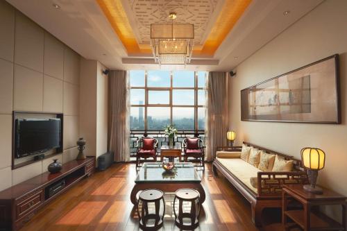 柳州柳州丽笙酒店的带沙发和电视的客厅