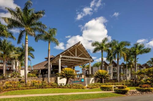 丹娜努斐济丽笙度假酒店的棕榈树和建筑度假村
