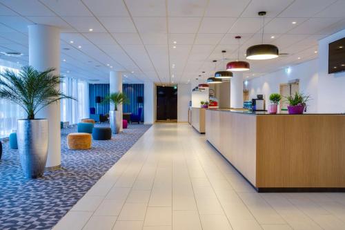 奥斯陆奥斯陆奥纳丽笙酒店的一个带前台和盆栽植物的办公大厅