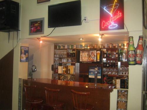 圣埃莱纳西斯内罗斯二号酒店的墙上有电视的酒吧