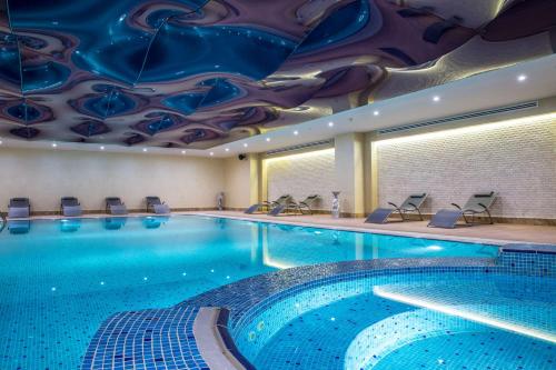 伊斯坦布尔雷迪森伊斯坦布尔阿塔图尔克机场帕克酒店的在酒店房间的一个大型游泳池