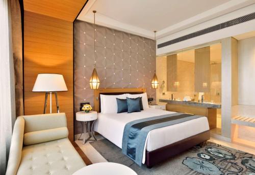 哥印拜陀哥印拜陀丽笙酒店的一间酒店客房 - 带一张床和一间浴室