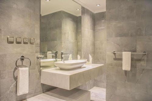 半月湾Radisson Blu Resort, Al Khobar Half Moon Bay的浴室配有盥洗盆和浴缸。