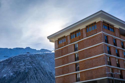 安德马特Radisson Blu Hotel Reussen, Andermatt的山景建筑