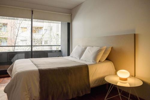 科尔多瓦Departamentos Lugar的一间卧室设有一张大床和一个窗户。