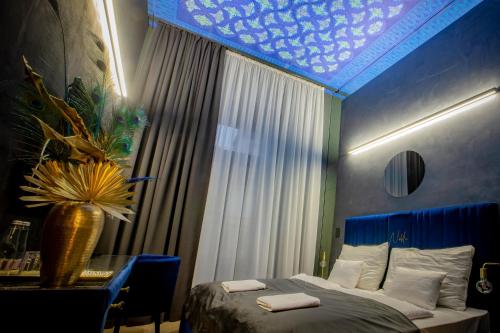 布达佩斯Noble Boutique Hotel - Adults Only的一间卧室配有一张蓝色天花板的床