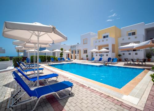 根纳迪根纳季花园公寓和别墅公寓式酒店的度假村的游泳池配有椅子和遮阳伞