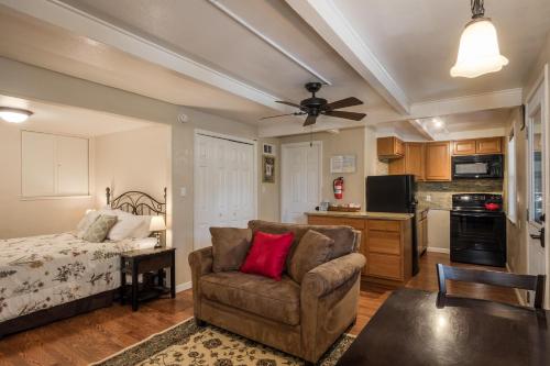 西优胜美地舒适隐逸B公寓的客厅配有沙发和1张床