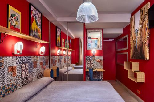 巴黎鲁贝酒店的一间拥有红色墙壁的卧室和一张位于客房内的床