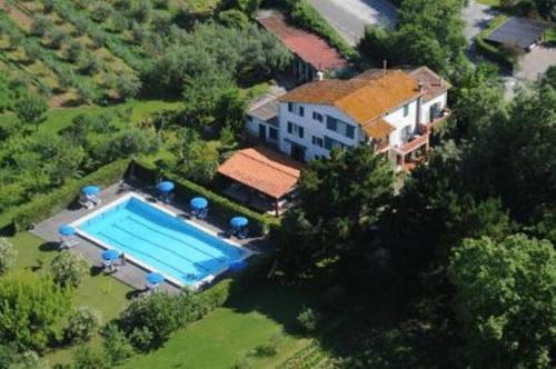 彼得拉桑塔达皮奥住宿加早餐旅馆的享有带游泳池的房屋的空中景致