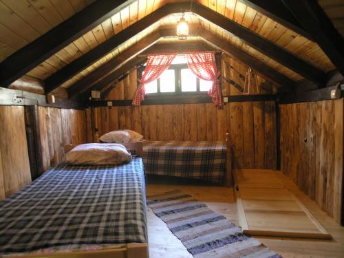BrdaHolz Haus Banja Luka的木间设有两张床,设有窗户