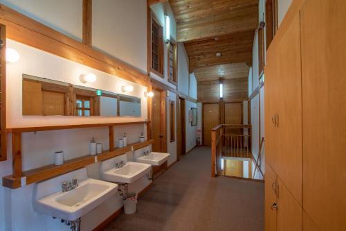 二世古North Point的浴室设有3个水槽和2面镜子