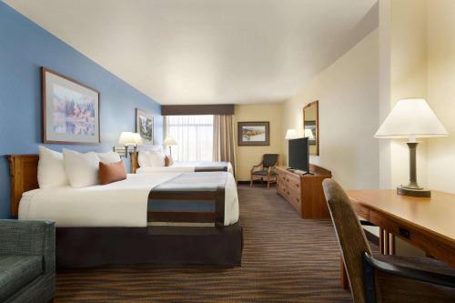 格林伍德村丹佛科技中心温盖特温德姆酒店的酒店客房配有两张床和一张书桌