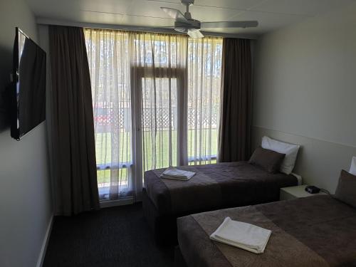 纳拉库特纳拉库特汽车旅馆的酒店客房设有两张床和窗户。