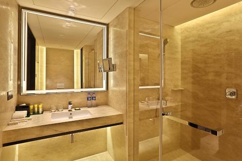 深圳东门凯悦嘉轩酒店的一间浴室