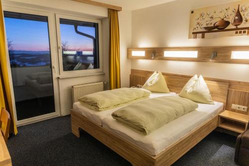 穆赫克雷斯的艾根海卓霍夫酒店的一间卧室设有一张床和一个大窗户