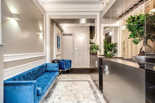 罗马Hotel 55 Fifty-Five - Maison d'Art Collection的绿树成荫的候诊室里的一个蓝色沙发