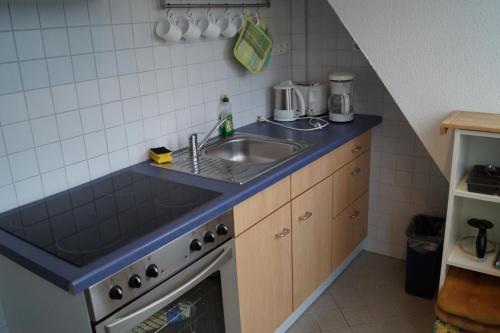 吕贝克Villa Ida的一间带水槽和炉灶的小厨房