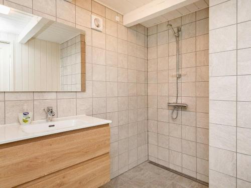 MosevråHoliday Home Grævlingevej II的一间带水槽和淋浴的浴室