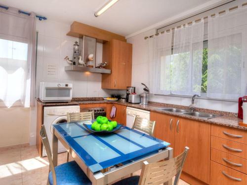 兰卡Apartment Fane De Baix I by Interhome的厨房配有一张桌子,上面放着一碗水果