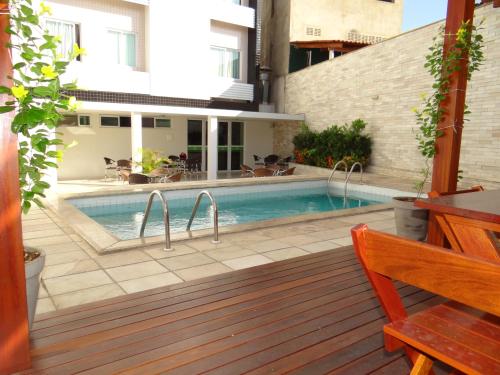 卡雅泽拉斯绿洲酒店的建筑物旁甲板上的游泳池