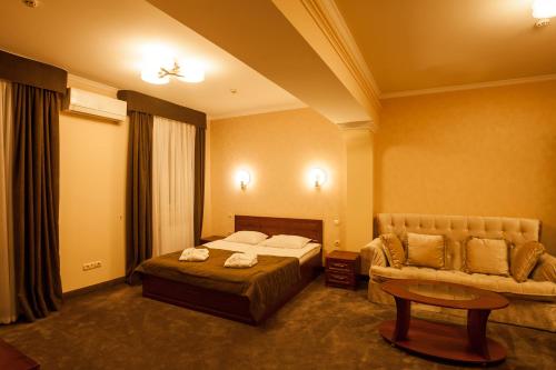 伊万诺-弗兰科夫斯克Maria Garden hotel & restaurant的酒店客房,配有床和沙发