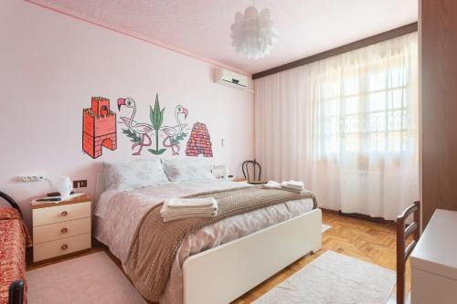 奥里斯塔诺B&B Il Mirto的白色的卧室设有一张大床和一个窗户