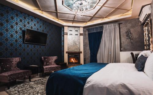 卡托劳塔翁艾丽顿spa酒店的酒店客房配有一张床和一个壁炉。