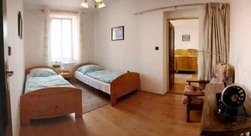 利托米什尔Penzion Holland的一间带两张床和一张沙发的客厅