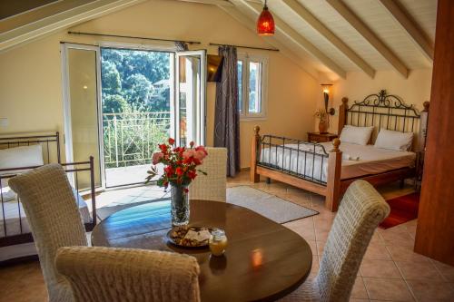 帕尔加Tramonto Maisonettes & Suites的客厅配有桌椅和1张床
