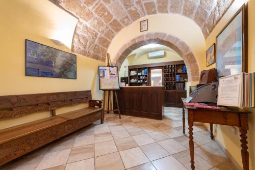 阿尔盖罗San Francesco Heritage Hotel的一间设有拱门和书店的品酒室