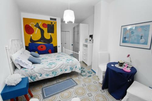 卡利亚里I Love Art的一间小卧室,配有一张床和一张桌子