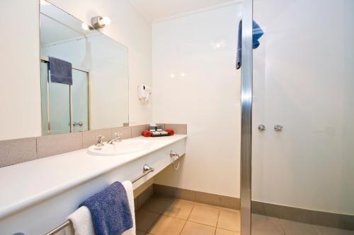 洛恩桑德里奇汽车旅馆的一间带水槽和淋浴的浴室