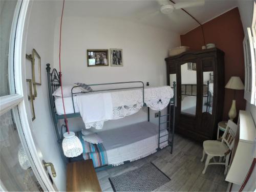 布宜诺斯艾利斯Andiamo Guest House的一间卧室配有带窗帘的双层床