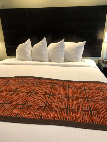 旧金山海边旅馆的一张带白色枕头和棕色毯子的大床