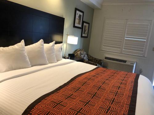 旧金山海边旅馆的酒店客房配有一张带白色枕头的大床