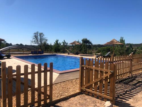 圣特奥托纽Quinta das Beldroegas - Casas de Campo的游泳池旁的木栅栏,带围栏