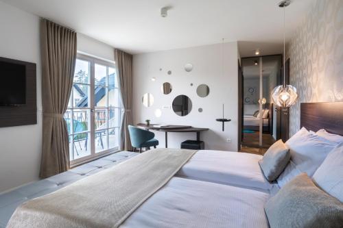 布莱德Design & Wine Vila Special Bled的卧室配有一张白色大床和一张书桌