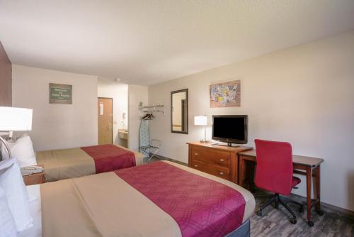 锡达拉皮兹Econo Lodge的酒店客房设有两张床和一张带电脑的书桌
