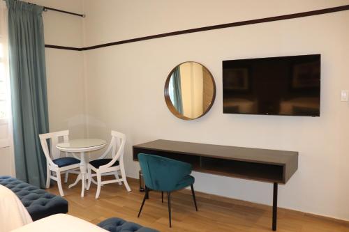 圣多明各佩纳巴康德酒店的客厅配有钢琴、桌子和椅子