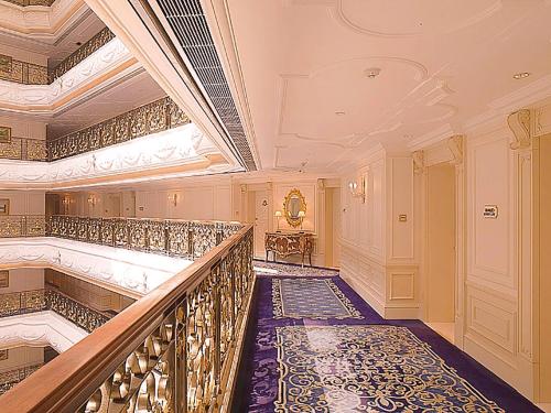 北京北京励骏酒店的一座带天花板的大建筑中华丽的楼梯